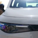 Close-up detail van 2025 Leapmotor C10 REEV voorkoplamp met LED elementen, dagrijlicht strips, koplamp behuizing ontwerp en voorscherm in Pearl White afwerking.