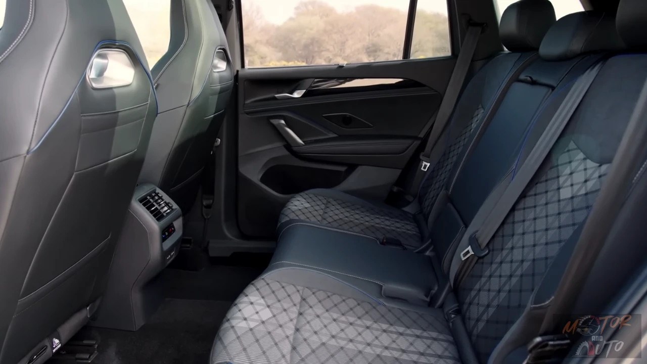 Ruime achterbank gebied van 2025 Volkswagen Tayron met royale been- en hoofdruimte
