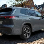 Achter driekwart zicht van 2025 Volkswagen Tayron met verbonden LED-achterlichten, verlicht VW-logo en modellettering