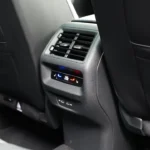 Achter klimaatbedieningspaneel van 2025 Volkswagen Tayron met temperatuurregelaars en USB oplaadpoorten