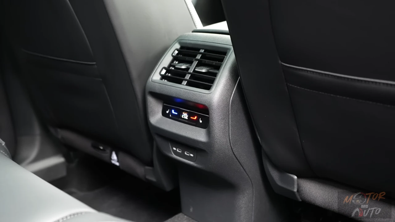 Achter klimaatbedieningspaneel van 2025 Volkswagen Tayron met temperatuurregelaars en USB oplaadpoorten