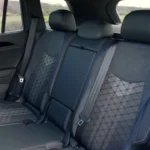 Achterbank gebied van 2025 Volkswagen Tayron met comfortabele stoelen met gewatteerde bekleding en blauwe accent-stiksels