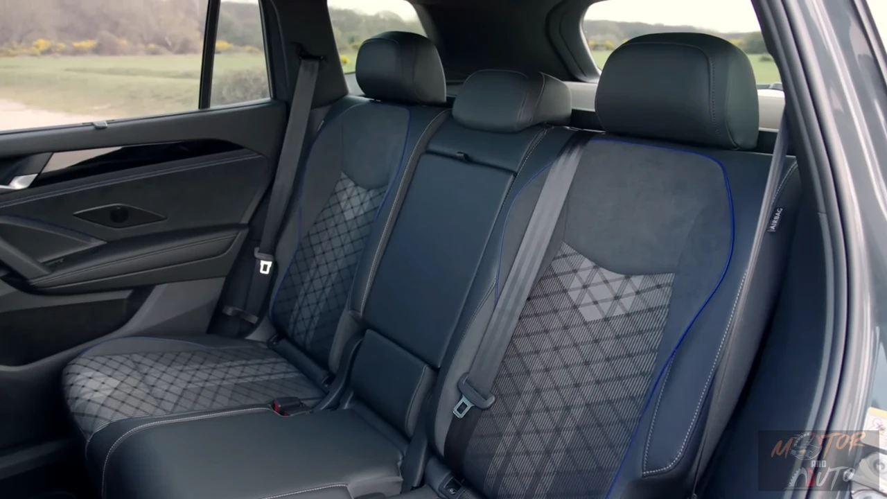 Achterbank gebied van 2025 Volkswagen Tayron met comfortabele stoelen met gewatteerde bekleding en blauwe accent-stiksels