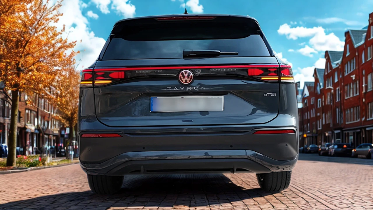 Volledig achteraanzicht van 2025 Volkswagen Tayron met compleet achterontwerp met verlichte elementen tegen Europese stadsarchitectuur