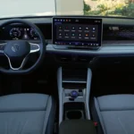 Breedbeeld van 2025 Volkswagen Tayron interieur met voorstoelen, dashboard, middenconsole en algemeen cabine-ontwerp