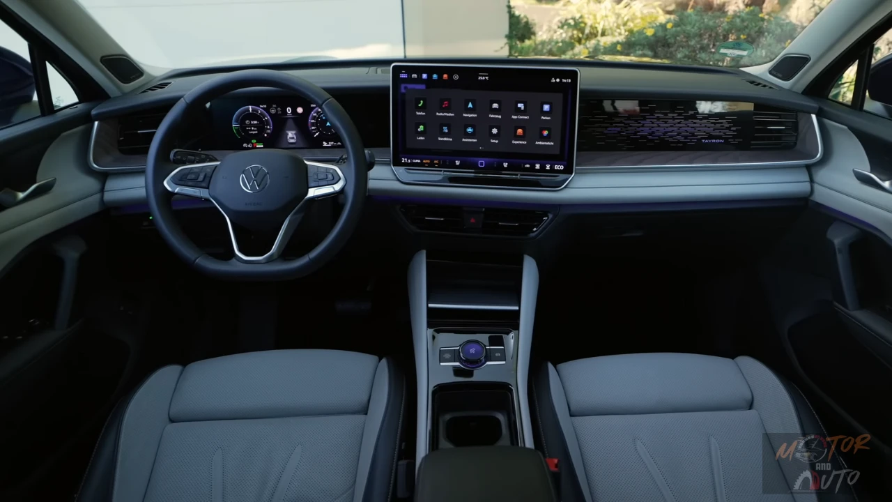 Breedbeeld van 2025 Volkswagen Tayron interieur met voorstoelen, dashboard, middenconsole en algemeen cabine-ontwerp