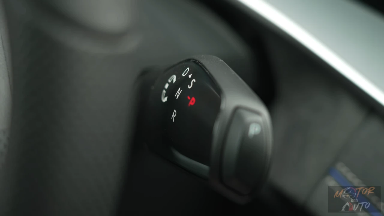 Close-up van 2025 Volkswagen Tayron versnellingspook met DSG automatische transmissie bediening op stuurkolom