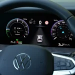 Digitaal instrumentenpaneel van 2025 Volkswagen Tayron met snelheidsmeter, bereik-display en hybride systeem indicatoren
