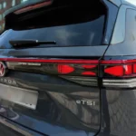Gedetailleerd zicht van 2025 Volkswagen Tayron achterlicht met LED-technologie, VW-logo, TAYRON-letters en eTSI mild hybrid badge