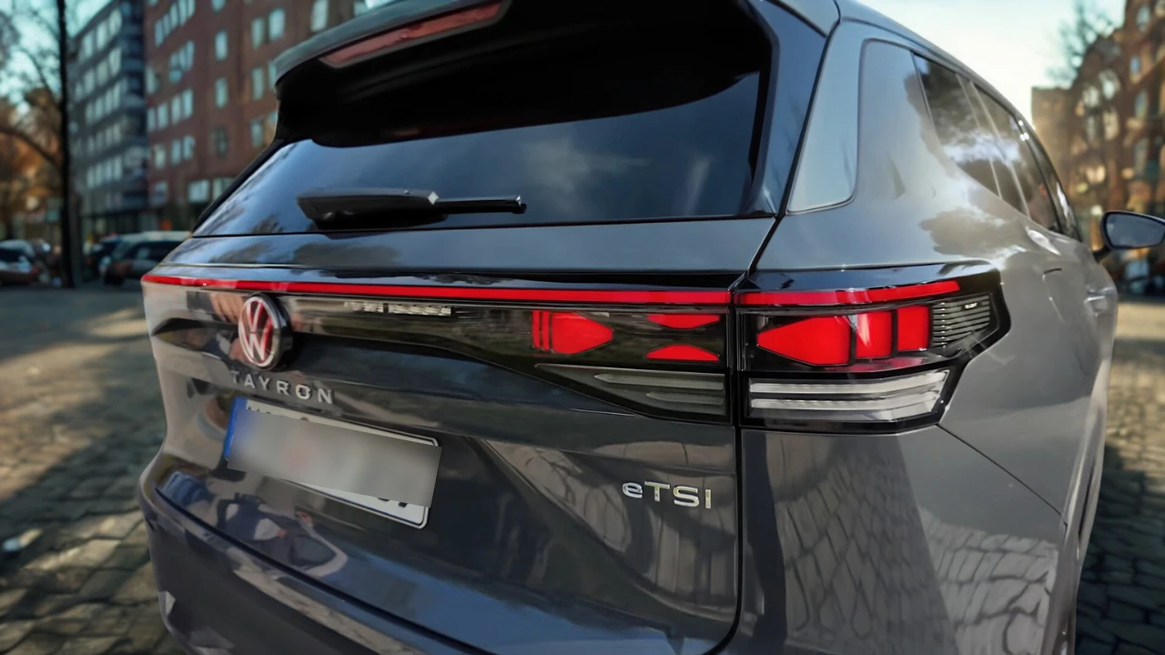 Gedetailleerd zicht van 2025 Volkswagen Tayron achterlicht met LED-technologie, VW-logo, TAYRON-letters en eTSI mild hybrid badge