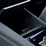 Middenconsole van 2025 Volkswagen Tayron met draadloze oplaadpad en opbergvakken