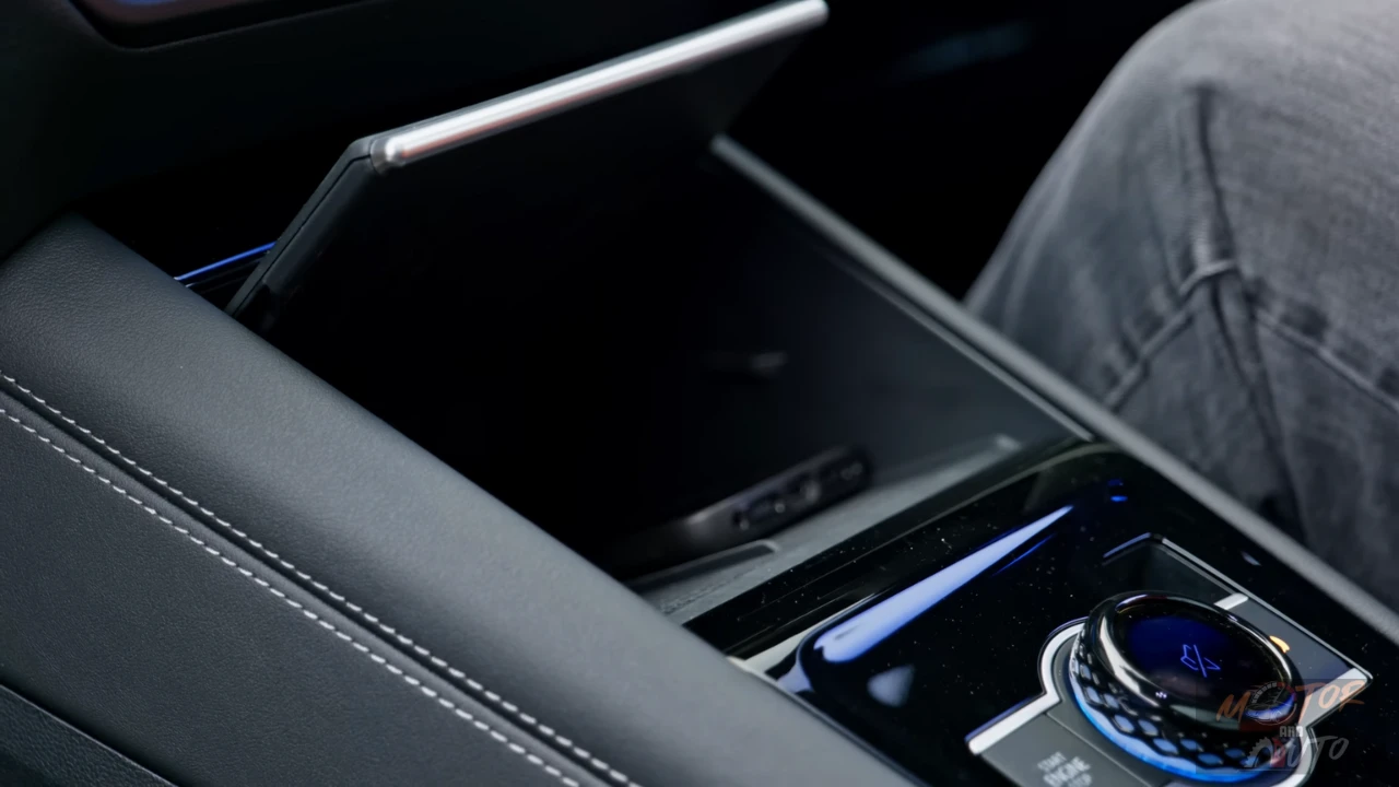 Middenconsole van 2025 Volkswagen Tayron met draadloze oplaadpad en opbergvakken