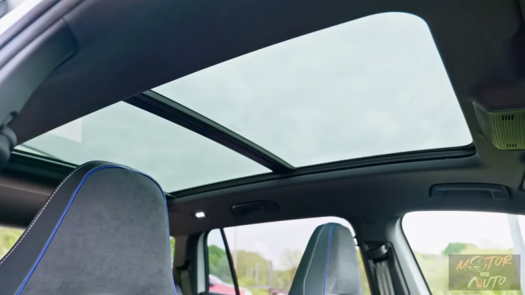 Interieurzicht van 2025 Volkswagen Tayron met groot panoramadak en lichte cabine-sfeer