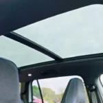 Interieurzicht van 2025 Volkswagen Tayron met groot panoramadak en lichte cabine-sfeer