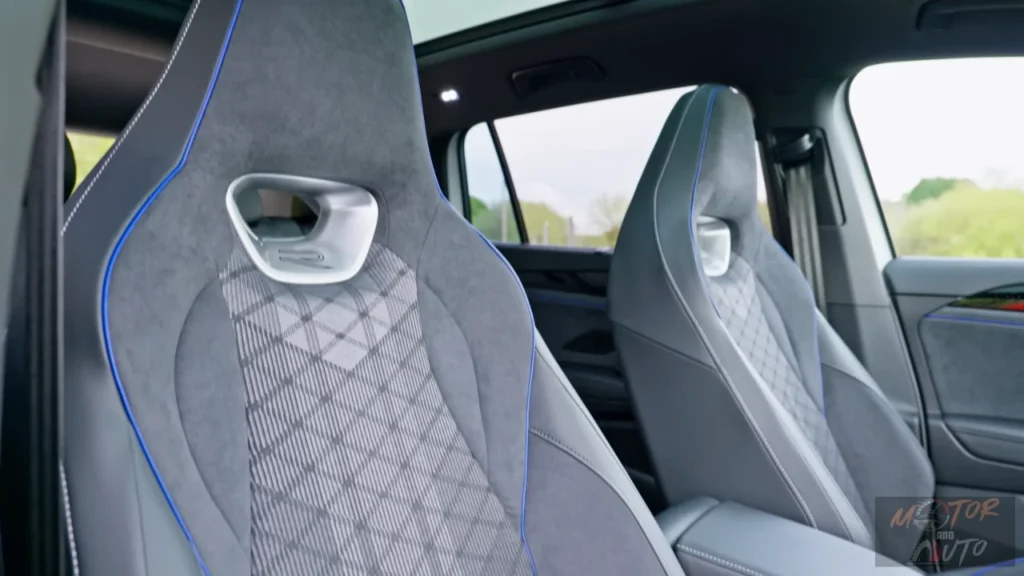 De R-Line sportstoelen hebben premium materialen met gewatteerde patronen, blauwe accent-stiksels en uitstekende zijdelingse ondersteuning voor meer comfort en stijl.
