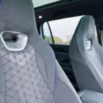 De R-Line sportstoelen hebben premium materialen met gewatteerde patronen, blauwe accent-stiksels en uitstekende zijdelingse ondersteuning voor meer comfort en stijl.