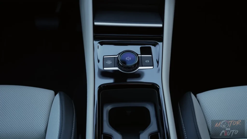 De centrale draaiknop maakt eenvoudig schakelen tussen rijmodi en volume-aanpassing mogelijk, met extra knoppen voor motorstart en elektronische handrem.