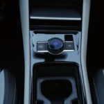 De centrale draaiknop maakt eenvoudig schakelen tussen rijmodi en volume-aanpassing mogelijk, met extra knoppen voor motorstart en elektronische handrem.