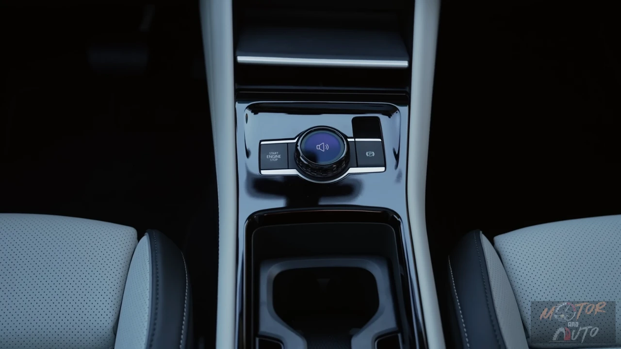 De centrale draaiknop maakt eenvoudig schakelen tussen rijmodi en volume-aanpassing mogelijk, met extra knoppen voor motorstart en elektronische handrem.