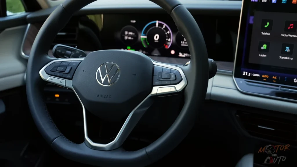 Close-up van 2025 Volkswagen Tayron stuurwiel met leren afwerking, VW-logo en fysieke bedieningsknoppen