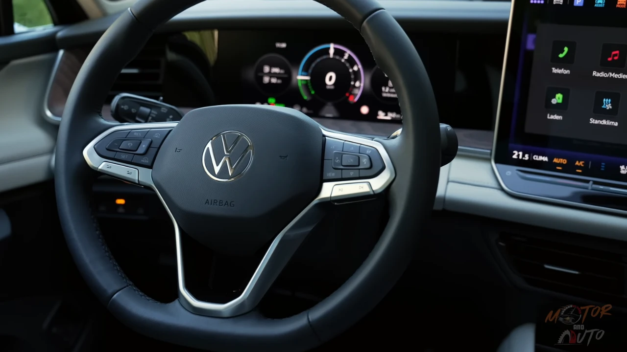 Close-up van 2025 Volkswagen Tayron stuurwiel met leren afwerking, VW-logo en fysieke bedieningsknoppen