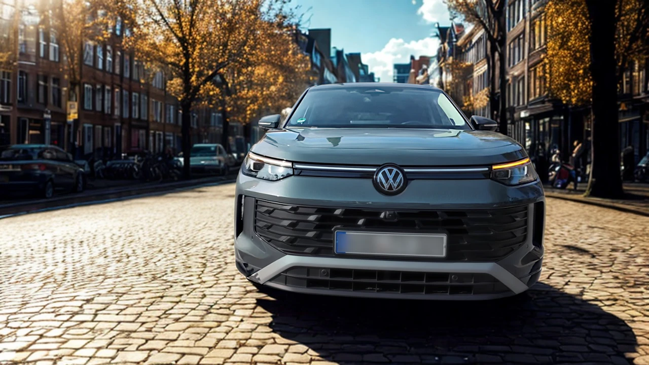 Vooraanzicht van 2025 Volkswagen Tayron met verlichte LED-lichtbalk, matrix-koplampen en VW-logo op Europese kinderkopjes straat