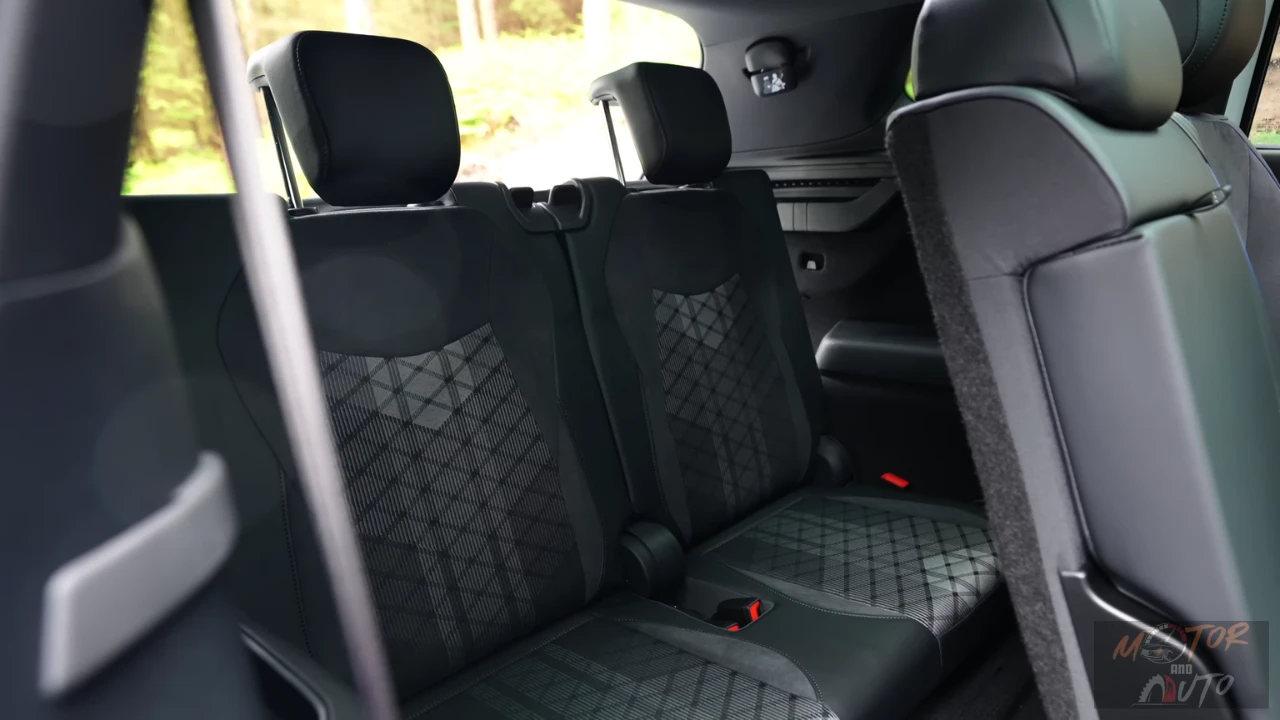 Derde zitrij gebied van 2025 Volkswagen Tayron zevenzitter configuratie met compacte maar functionele stoelen
