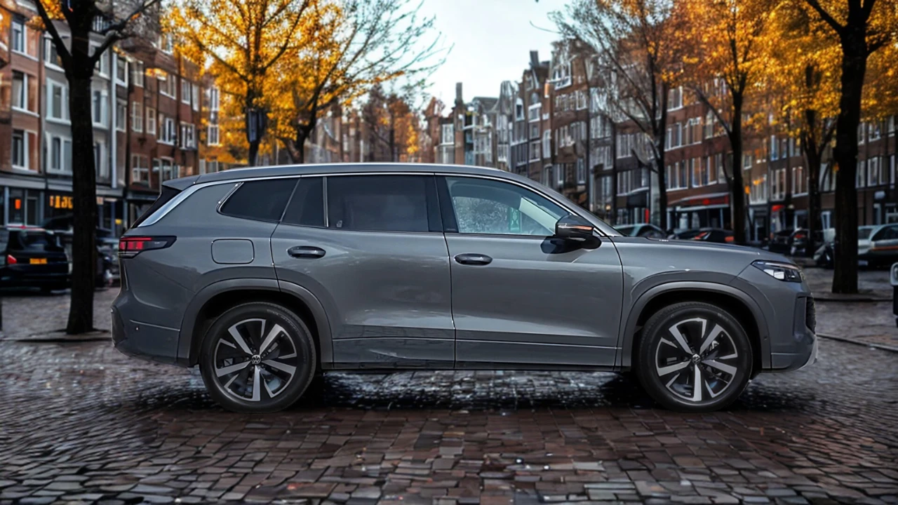 Zijaanzicht van 2025 Volkswagen Tayron met verlengde SUV-proporties op Amsterdamse straat met traditionele Nederlandse grachtenpanden