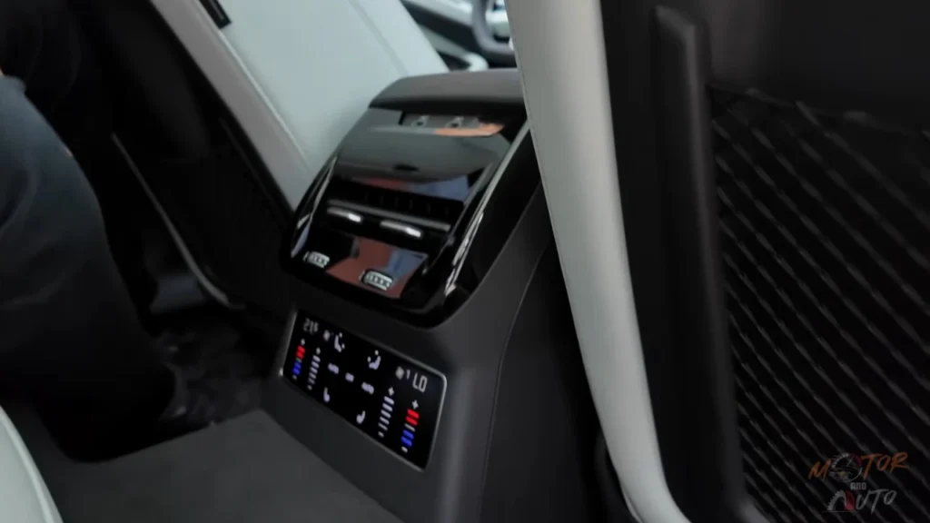 Achterbank klimaatcontrolepaneel van 2026 Audi A6 met temperatuurcontroles, ventilator-instellingen en aanpassingsopties voor passagierscomfort