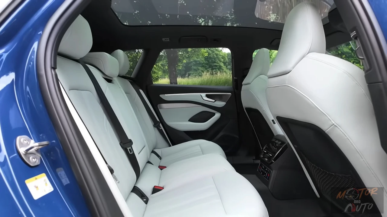 Achterbank-zicht van 2026 Audi A6 met ruime passagiersruimte, lichtgekleurde bekleding, panoramisch schuifdak en comfortabele zitopstelling