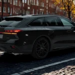 Driekwart achteraanzicht van 2026 Audi A6 Avant estate met OLED-achterlichten, achterspoiler, zwarte lichtmetalen velgen en stationwagon achterontwerp
