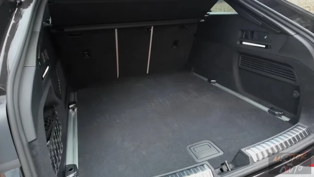 De ruime bagageruimte van de 2026 Audi A6 Avant biedt 503 liter opslagcapaciteit met een vlakke laadvloer en praktische organisatie-features. Alt Text: Bagagerui