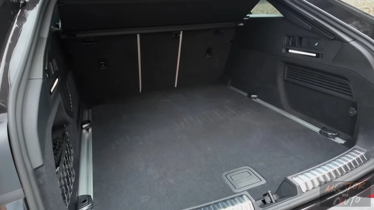 De ruime bagageruimte van de 2026 Audi A6 Avant biedt 503 liter opslagcapaciteit met een vlakke laadvloer en praktische organisatie-features. Alt Text: Bagagerui