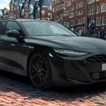 Driekwart vooraanzicht van 2026 Audi A6 Avant estate met honingraat-grille, Matrix LED-koplampen, zwarte lichtmetalen velgen en stationwagon carrosseriestijl
