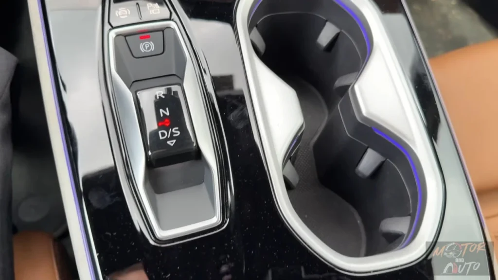 Gedetailleerd zicht op de elektronische versnellingsselector van de 2026 Audi A6 met S tronic transmissiebediening, parkeerremknop en premium chrome-afwerking