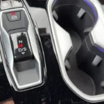 Gedetailleerd zicht op de elektronische versnellingsselector van de 2026 Audi A6 met S tronic transmissiebediening, parkeerremknop en premium chrome-afwerking