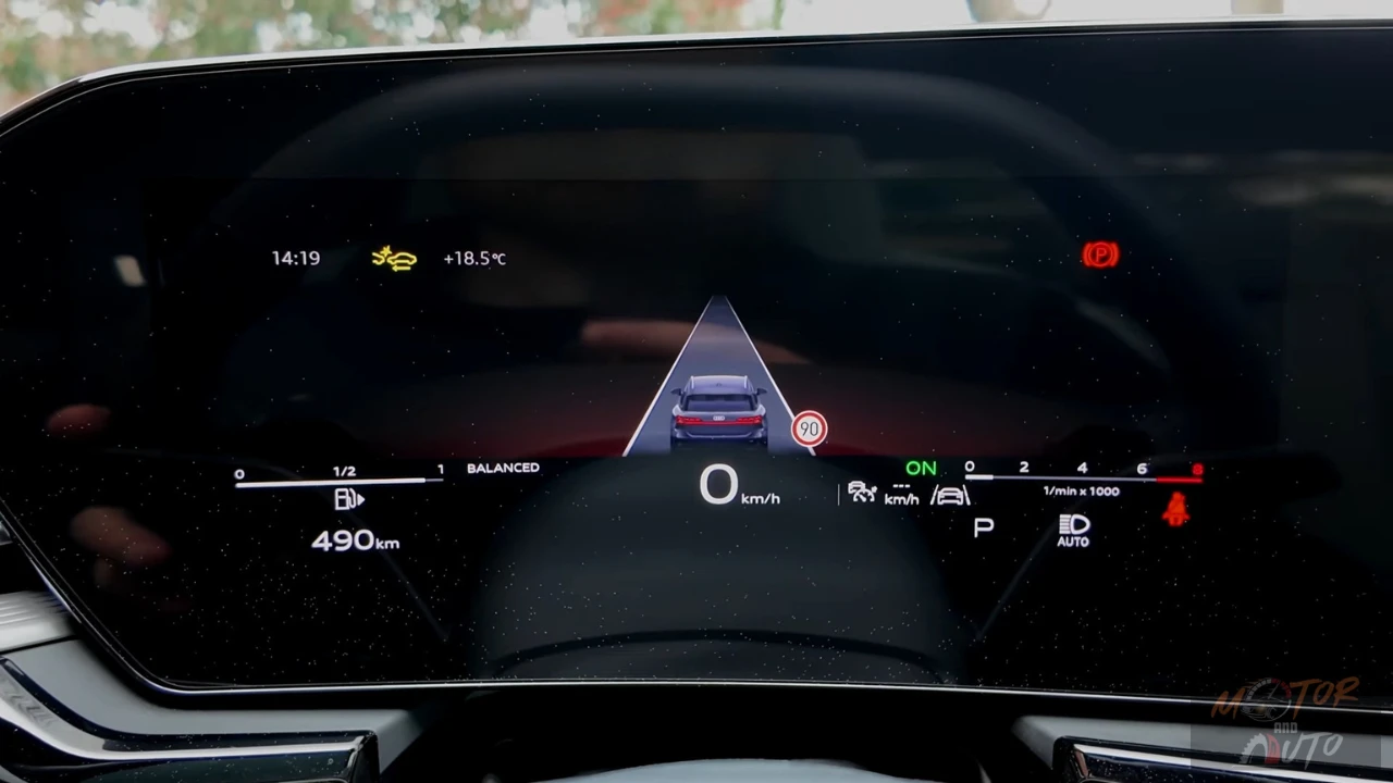 Bestuurderszicht op het digitale display van de 2026 Audi A6 met lane keeping assist graphics, snelheidslimietherkenning, navigatiepijlen en rijmodus-indicatoren