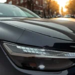 Gedetailleerde close-up van 2026 Audi A6 Matrix LED-koplamp met honingraat mesh-inzet, LED-dagrijverlichting en slanke koplamphuis-ontwerp
