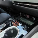 De verfijnde middenconsole van de 2026 Audi A6 beschikt over draadloze oplaadpad, USB-C poorten, en rijmodusselector