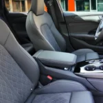 Zijaanzicht van de voorstoelen van de 2026 Audi A6 met diamant-gestepte lederen bekleding met S-line logo, premium stiksels en sportieve designelementen