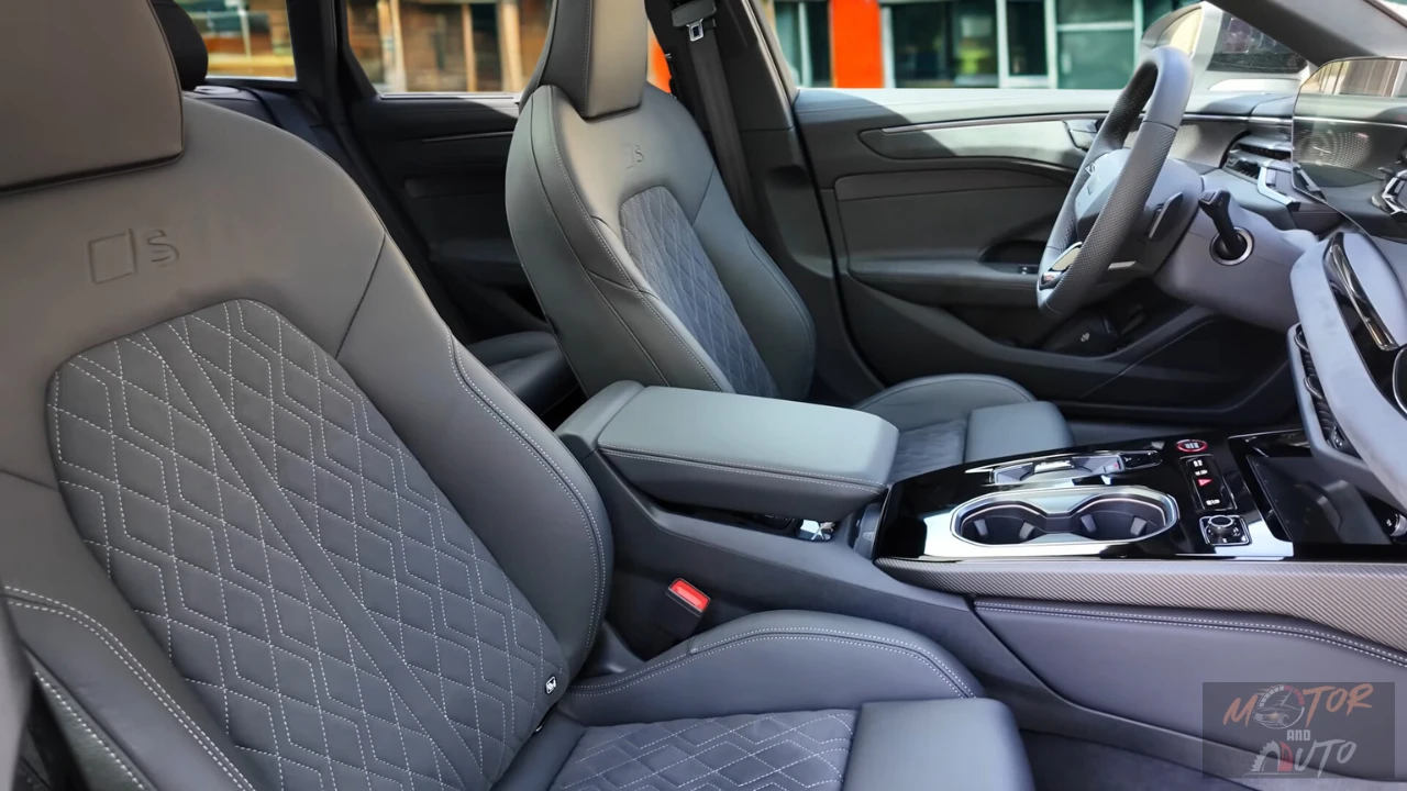Zijaanzicht van de voorstoelen van de 2026 Audi A6 met diamant-gestepte lederen bekleding met S-line logo, premium stiksels en sportieve designelementen