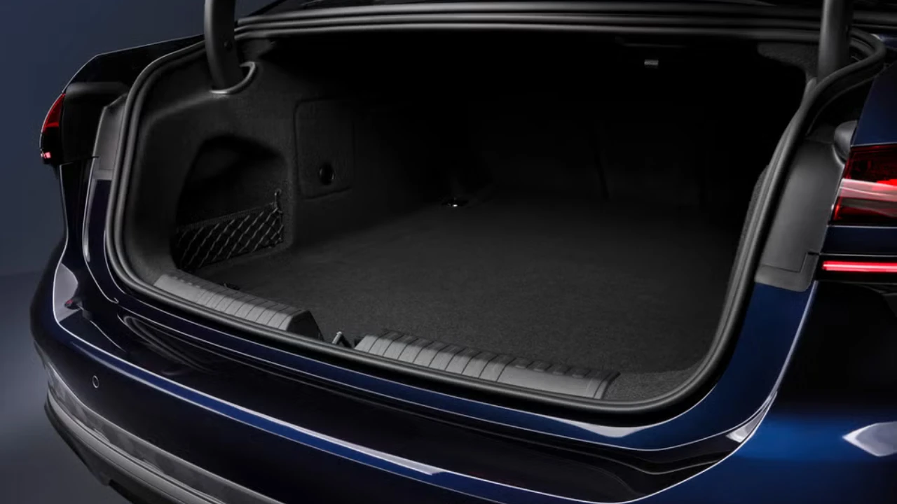 De 2026 Audi A6 sedan biedt 450 liter kofferruimte (490L zonder mild hybrid systeem) met een goed georganiseerde indeling en premium bagageruimte-afwerking.