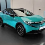 2026 Nissan Leaf Compleet Voertuig Display in Moderne Showroom Setting