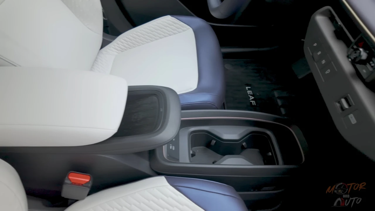 2026 Nissan Leaf Middenconsole met Opbergruimte en Bekerhouders