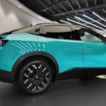 2026 Nissan Leaf Zijaanzicht met Complete Crossover Transformatie