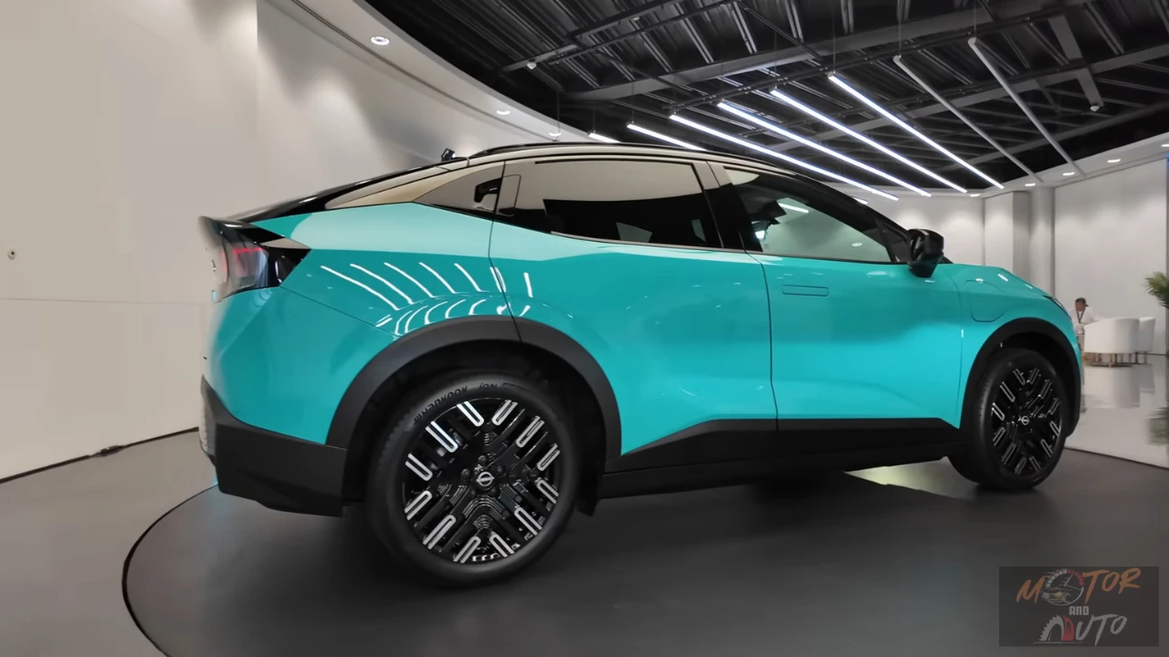 2026 Nissan Leaf Zijaanzicht met Complete Crossover Transformatie