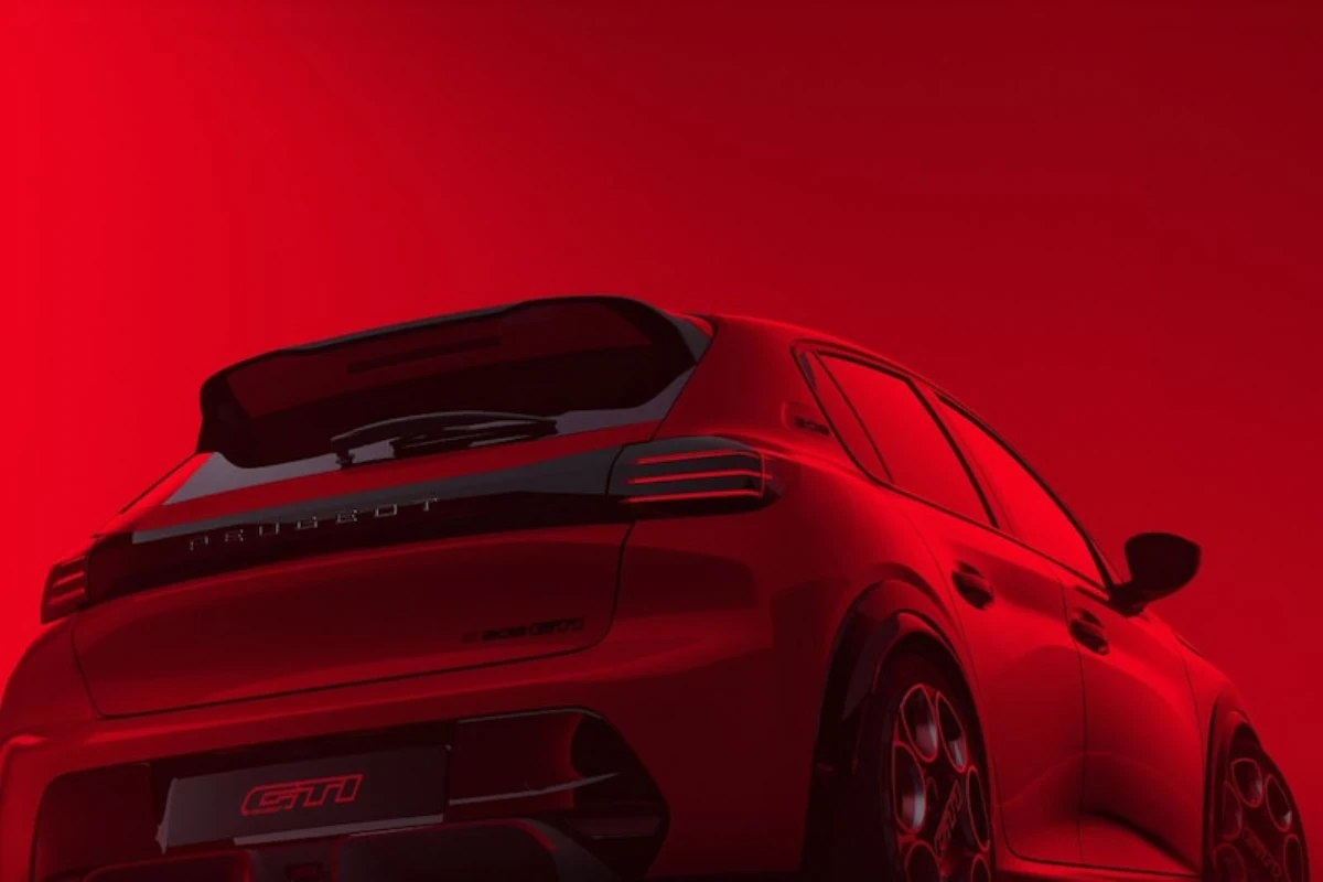 Achter driekwart aanzicht van 2026 Peugeot e-208 GTi met dakspoiler, GTi wielen, rode lakafwerking, en achterkant styling met prestatie modificaties