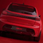 Achteraanzicht van 2026 Peugeot e-208 GTi met achterdiffuser, GTi badge, Peugeot letters, achterlichten, en geïntegreerd spoiler ontwerp