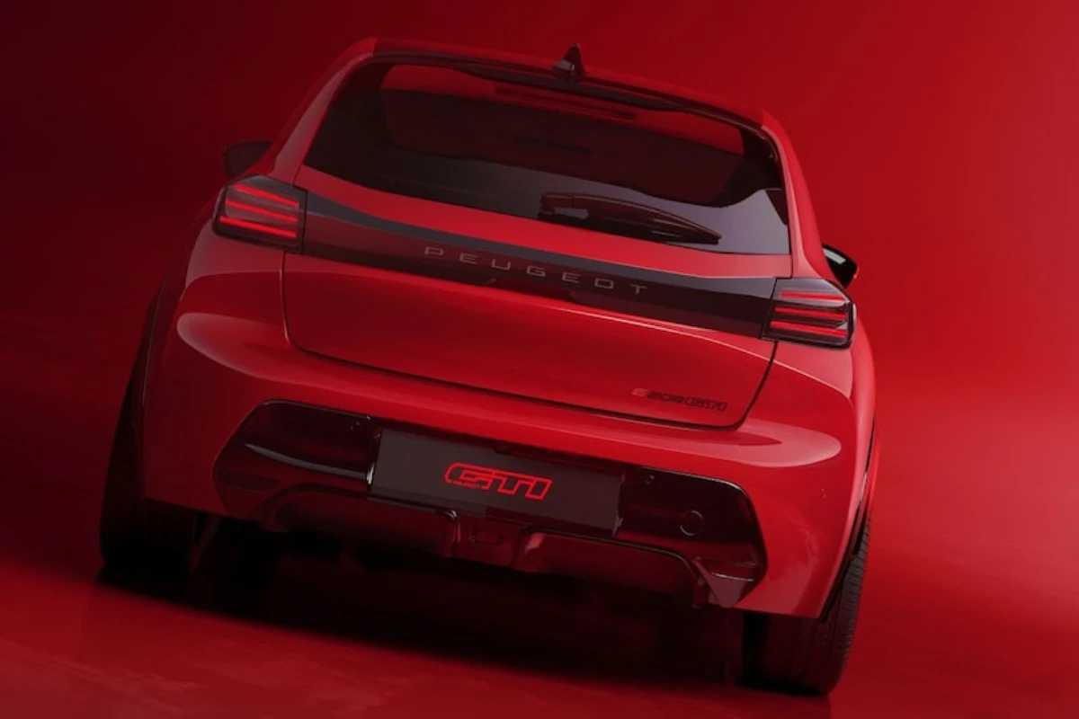 Achteraanzicht van 2026 Peugeot e-208 GTi met achterdiffuser, GTi badge, Peugeot letters, achterlichten, en geïntegreerd spoiler ontwerp