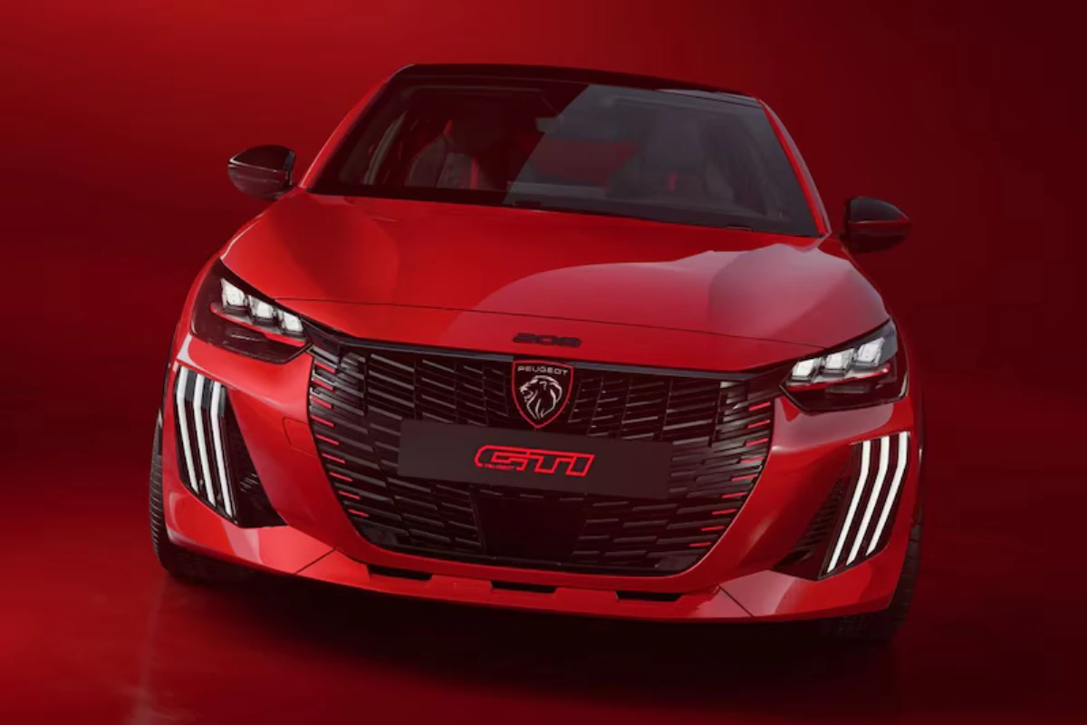 Volledig voorprofiel aanzicht van 2026 Peugeot e-208 GTi met complete voertuig houding, gemodificeerde wielkasten, prestatie wielen, en geïntegreerd voorspoiler ontwerp